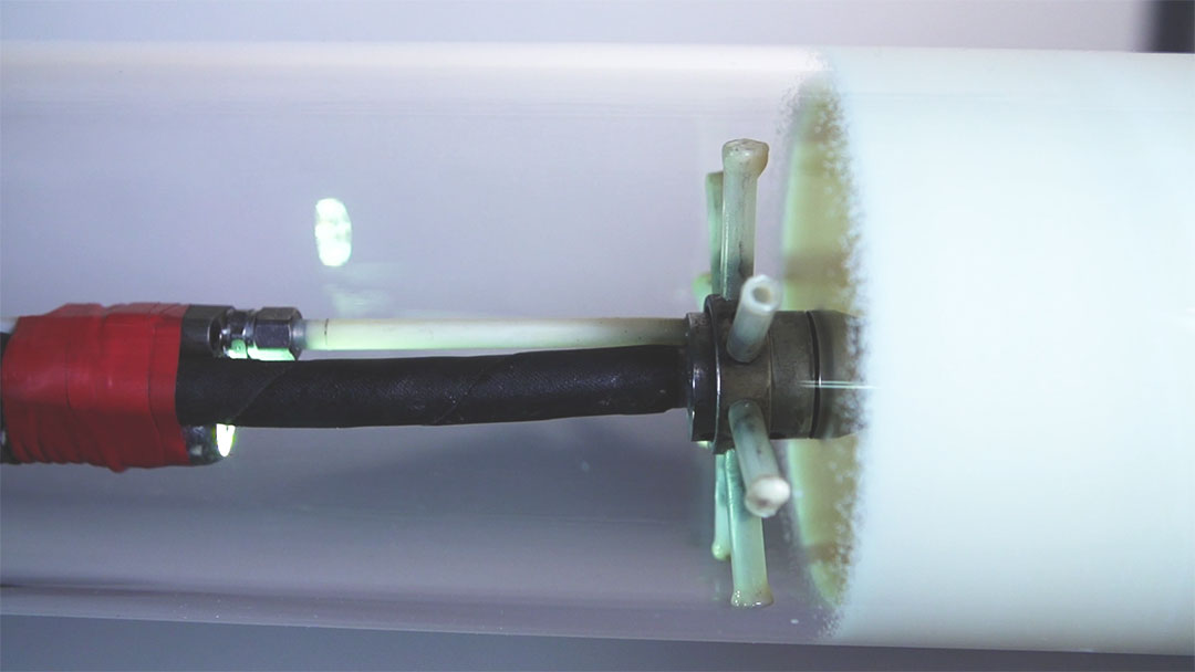 Sistema de rehabilitación de tuberías mediante la proyección de un polímero plástico