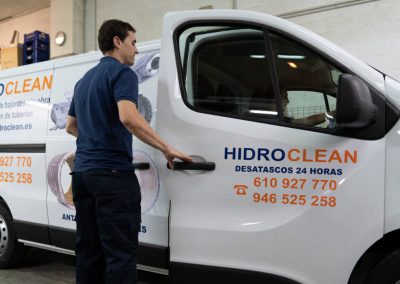 Técnico de Hidroclean Bilbao en servicio de urgencias para desatasco de tuberías