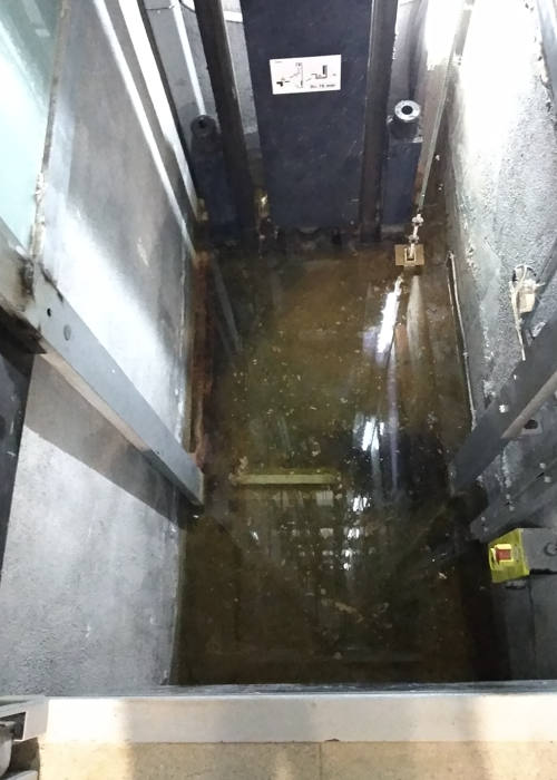 Inundación en el foso del ascensor