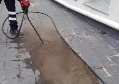 Desatasco en las terrazas y patios de una comunidad de Bizkaia