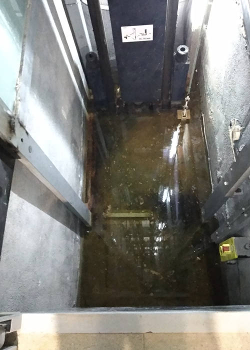 Foso de ascensor inundado Foso de ascensor inundado