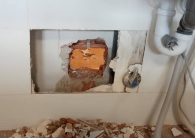 Localización de la zona exacta donde se produce la filtración de la bajante en la cocina.