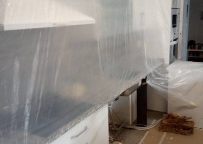 Reparar filtración de la bajante en la cocina.