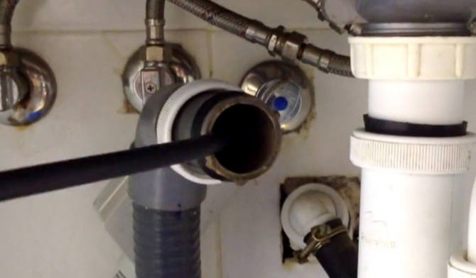 Desatasco de fregadero urgente en con agua a presión.
